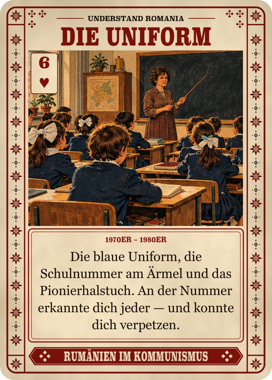 DIE UNIFORM — 1970er – 1980er. Die blaue Uniform, die Schulnummer am Ärmel und das Pionierhalstuch. An der Nummer erkannte dich jeder — und konnte dich verpetzen.