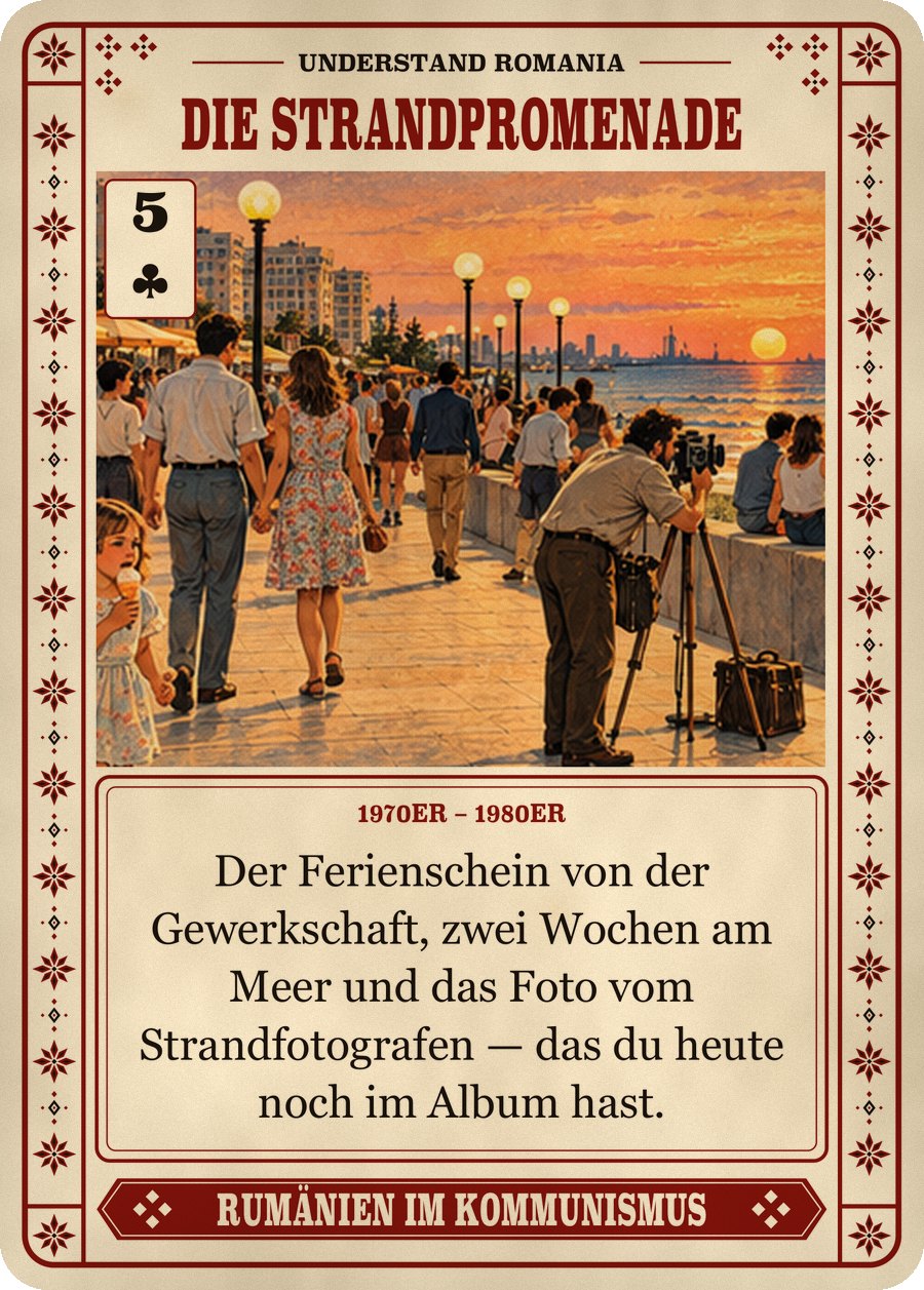 DIE STRANDPROMENADE — 1970er – 1980er. Der Ferienschein von der Gewerkschaft, zwei Wochen am Meer und das Foto vom Strandfotografen — das du heute noch im Album hast.
